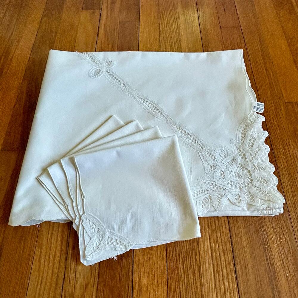 Vintage White 100% Cotton Battenberg Lace Tablecloth with 4 Matching Napkins